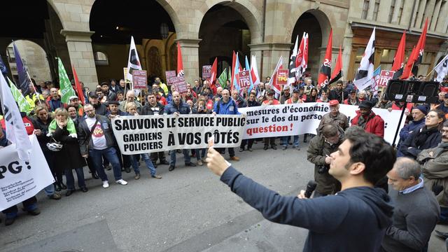 "Barthassat t'es foutu, les TPG sont dans la rue", ont scandé les manifestants à l'adresse du conseiller d'Etat en charge des Transports. [Martial Trezzini]