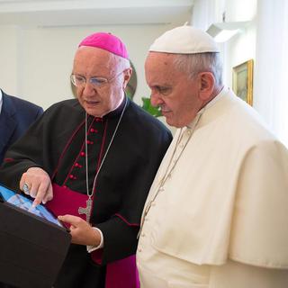 Le pape François a reçu un groupe de six victimes de prêtres pédophiles au Vatican. [Osservatore Romano/EPA/Keystone]