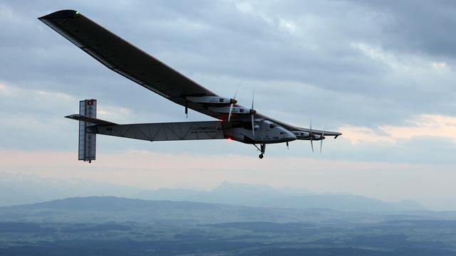 Solar Impulse 2 ne décollera pas depuis la Suisse pour son deuxième tour du monde mais depuis Abou Dhabi aux Emirats arabes unis. [AP Photo/Denis Balibouse,Pool, File]