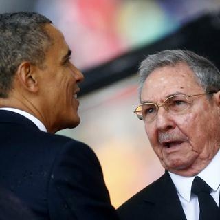 Le président américain Obama et son homologue cubain Raul Castro avaient eu un bref échange remarqué lors des funérailles de Nelson Mandela il y a un an. [Reuters - Kai Pfaffenbach]