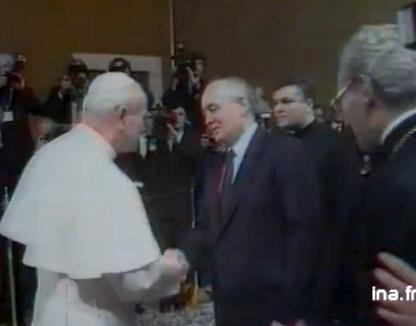 Rencontre entre le pape Jean-Paul II et Mikhaïl Gorbatchev. [INA]