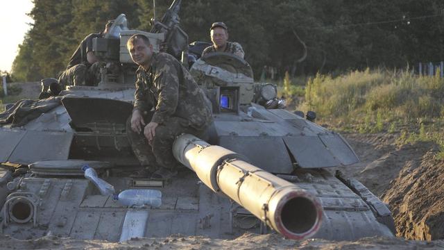 Des soldats ukrainiens près de Lougansk. [EPA/Ivan Boberskyy]