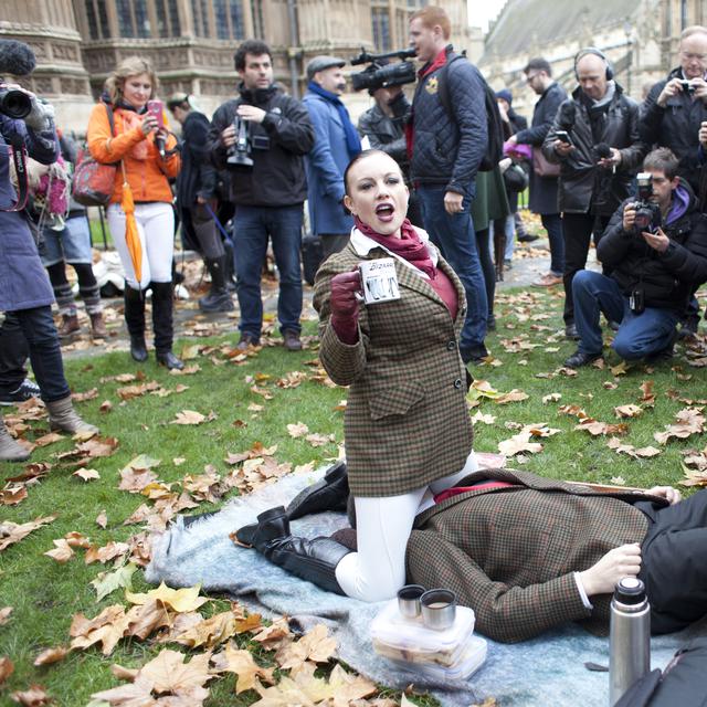 Des manifestants protestaient ce vendredi 12 décembre devant le parlement anglais à Londres contre les nouvelles lois qui interdisent certaines pratiques dans les films pornographiques. [AFP - Andrea Baldo]