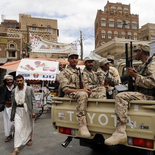 Des rebelles chiites houtis patrouillent dans la capitale Sanaa qu'ils contrôlent depuis septembre. [Khaled Abdullah]