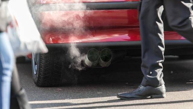 Les émissions de CO2 provenant de gaz d'échappement restent stables depuis 2008, bien que le nombre de voitures augmente. Mais cela ne suffit pas à atteindre les objectifs de diminution pour 2014. [Gaetan Bally]