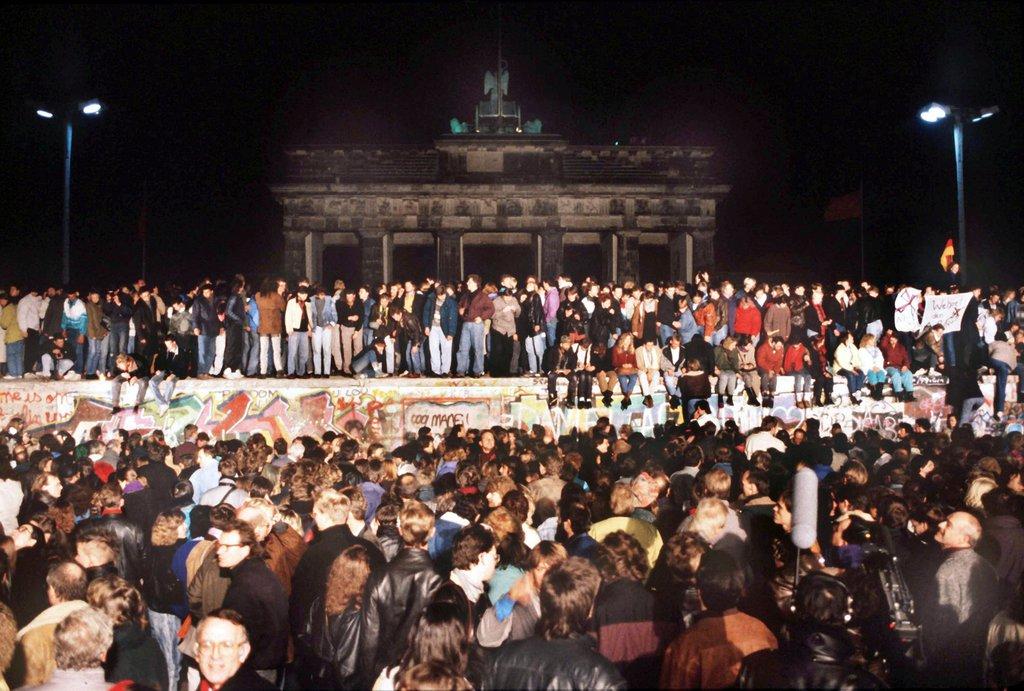 La foule rassemblée à la Porte de Brandebourg le 10 novembre 1989. [Keystone / Fischer]