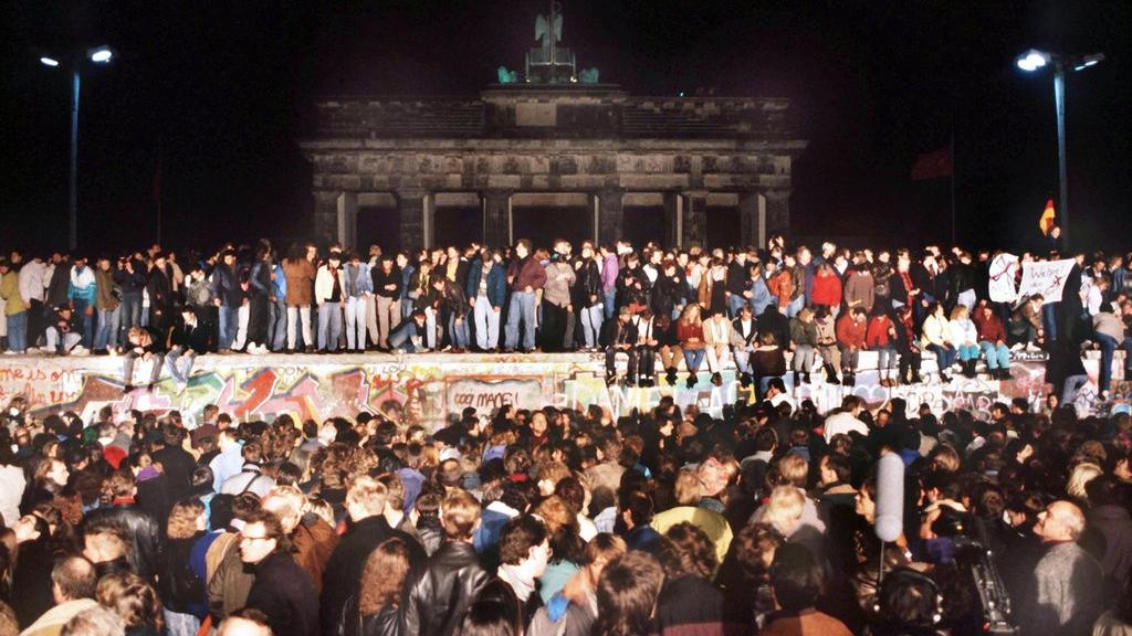 La foule rassemblée à la Porte de Brandebourg le 10 novembre 1989. [Keystone / Fischer]