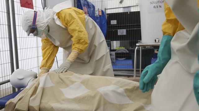 Personnel de l'ONG Médecins sans Frontières à Bruxelles montrant à la presse comment ils sont préparés à intervenir auprès d'un malade d'Ebola. [Olivier Hoslet]