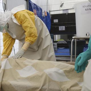 Personnel de l'ONG Médecins sans Frontières à Bruxelles montrant à la presse comment ils sont préparés à intervenir auprès d'un malade d'Ebola. [Olivier Hoslet]