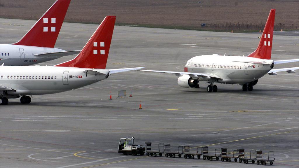 Avions de la compagnie suisse Privatair, ici à Genève en 2001. [Fabrice Coffrini]
