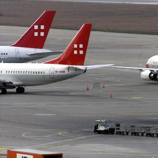 Avions de la compagnie suisse Privatair, ici à Genève en 2001. [Fabrice Coffrini]