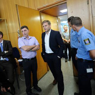 Le PDG d'Uber en Allemagne, Fabien Nestmann (au centre), lors de son entrée dans le tribunal de Francfort mardi. [EPA/Andreas Arnold]