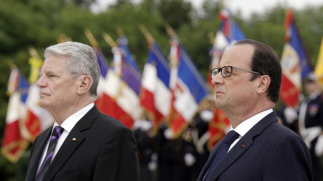 Joachim Gauck et François Hollande ont rendu hommage au 30'000 soldats morts près du lieu-dit le "Vieil Armand" à la frontière entre France et Allemagne. [AFP - CHRISTIAN HARTMANN]