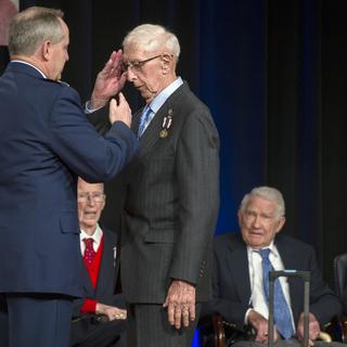 Les anciens prisonniers de guerre américains ont reçu une médaille au Pentagone. [AP Photo/Cliff Owen]