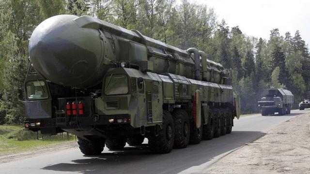 Un lanceur de missiles balistiques de type Topol se dirige vers une base de missiles nucléaires à Teikovo à 250km de Moscou (2008). [Maxim Shipenkov]