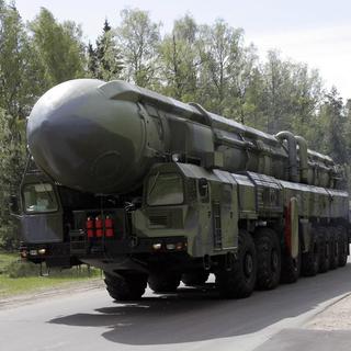 Un lanceur de missiles balistiques de type Topol se dirige vers une base de missiles nucléaires à Teikovo à 250km de Moscou (2008). [Maxim Shipenkov]