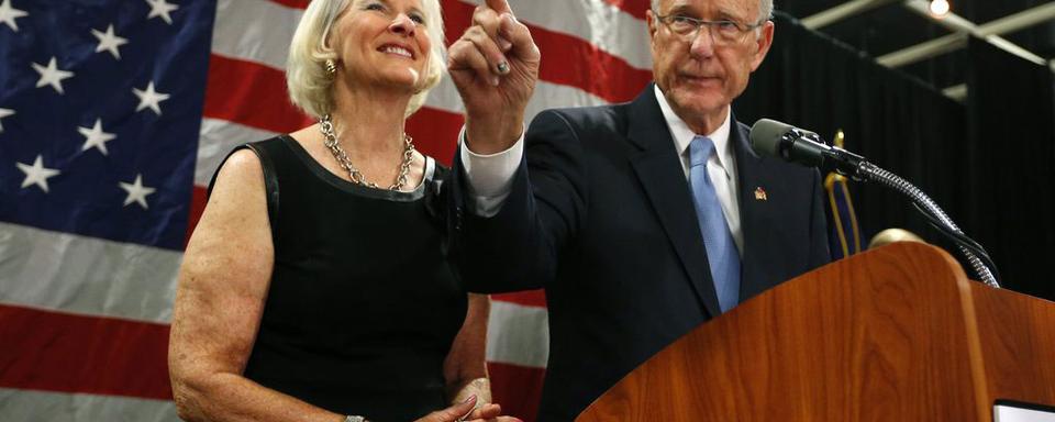 Le sénateur républicain du Kansas Pat Roberts et son épouse après la défaite de son adversaire.