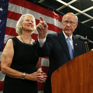 Le sénateur républicain du Kansas Pat Roberts et son épouse après la défaite de son adversaire.