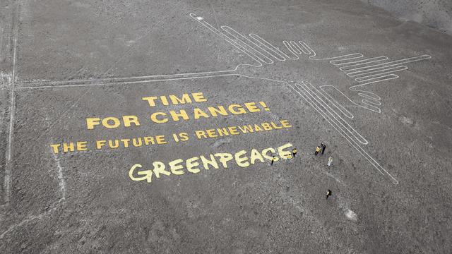 Le gouvernement péruvien a dénoncé une attaque contre son patrimoine culturel de la part de Greenpeace, dont des militants se sont introduits sur le site protégé des lignes de Nazca. [GREENPEACE / THOMAS REINECKE]