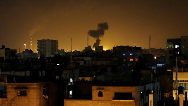 La bande de Gaza a été visée par des bombes lundi matin. [Keystone - AP Photo/Hatem Moussa]