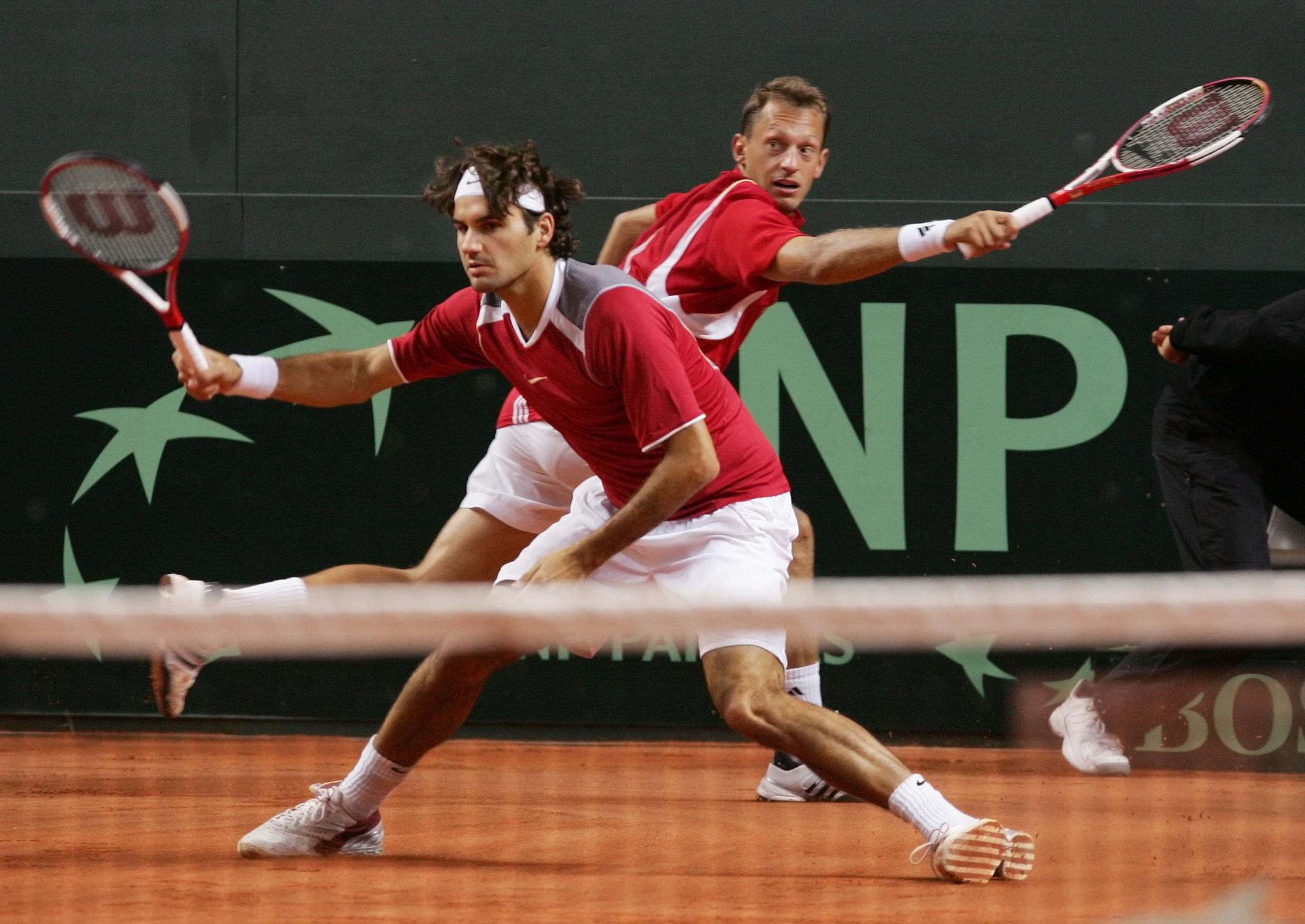 24 septembre 2005: la paire Federer - Allegro lors du duel de Coupe Davis contre la Grande-Bretagne. [Urs Bucher - Urs Bucher]