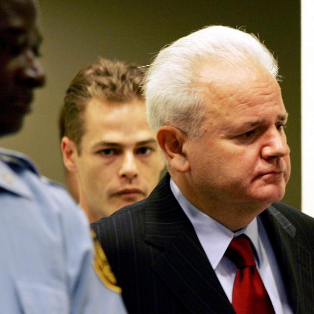 Slobodan Milosevic entrant à la Cour de la Haye en juillet 2004. [Reuters - Bas Czerwinski/Pool]