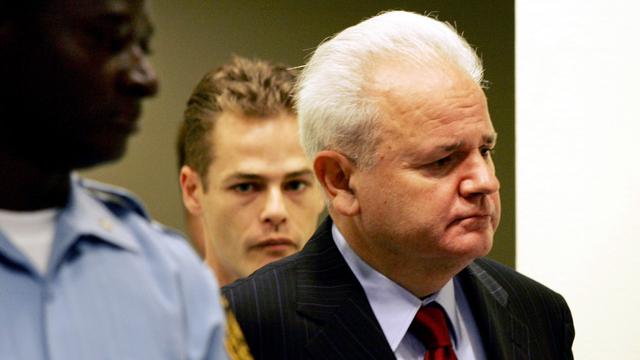 Slobodan Milosevic entrant à la Cour de la Haye en juillet 2004. [Reuters - Bas Czerwinski/Pool]