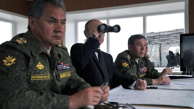 Le chef des forces armées russes, Valery Gerasimov (à droite, ici aux côtés du président Vladimir Poutine) fait partie des quinze nouvelles personnalités sanctionnées par l'UE pour leur rôle dans la crise en Ukraine. [AP Photo/RIA Novost - Alexei Nikolsky, Presidential Press Service]