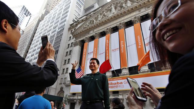 La bourse de New York a été décorée aux couleurs d'Alibaba pour son entrée en bourse. [AP Photo/Jason DeCrow]