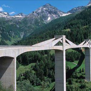 La construction du pont du Ganter, près de Brigue (VS), sur la route du Simplon, s'est terminée en 1980. Cet édifice de 145 mètres de haut surplombe la vallée du Ganter.