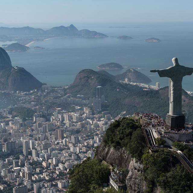 Vue aérienne du Christ Rédempteur qui domine la ville de Rio de Janeiro. [AFP - Yasuyoshi Chiba]