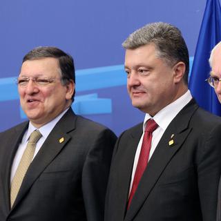Le président ukrainien Petro Porochenko entouré de Jose Manuel Barroso, président de la Commission européenne, et Herman Van Rompuy, président du Conseil européen. [Stringer]