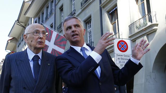 Giorgio Napolitano (gauche) en compagnie de Didier Burkhalter dans les rues de Berne ce mardi 20 mai 2014. [EPA/RUBEN SPRICH]