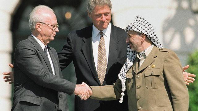 Les accords d'Oslo ont été signés entre Yitzhak Rabin et Yasser Arafat sous le regard du président américain Bill Clinton, 23.09.1993. [EPA/AFP/Keystone - J.David Ake]