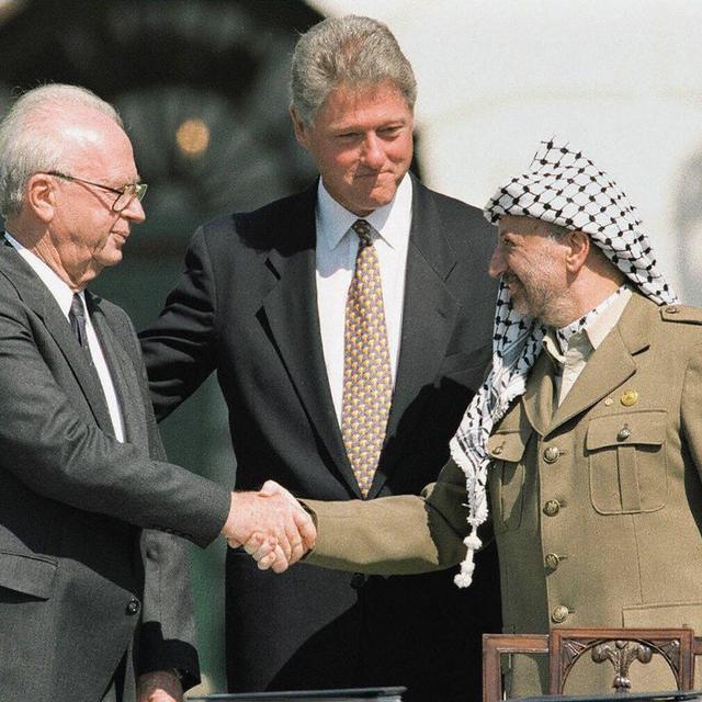 Les accords d'Oslo ont été signés entre Yitzhak Rabin et Yasser Arafat sous le regard du président américain Bill Clinton, 23.09.1993. [EPA/AFP/Keystone - J.David Ake]