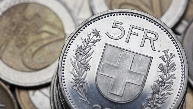 Un nombre important de fausses pièces de 5 francs suisses semble être en circulation. Elles se reconnaissent aux fleurs en couronne côté pile qui sont assez grossièrement reproduites. [Martin Ruetschi]