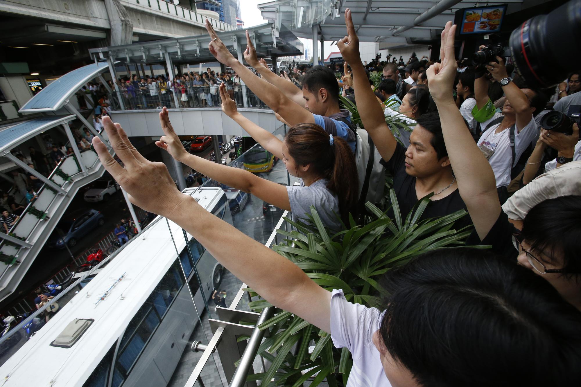 Trois doigts en l'air, le signe de la protestation. [Reuters - © Erik de Castro / Reuters]