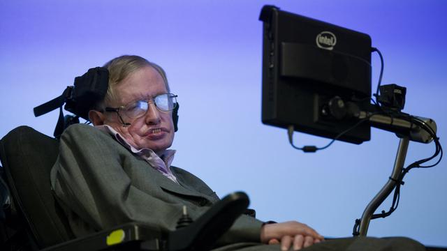 Atteint de la maladie de Charcot, Stephen Hawking parle à l'aide d'un ordinateur. [Justin Tallis]