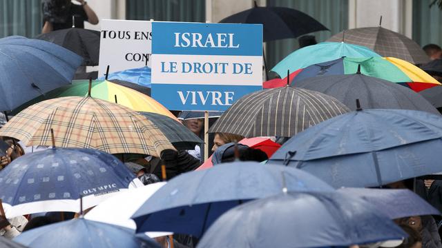 Quelques centaines de manifestants pro-israéliens se sont rassemblés sous la pluie mercredi à Genève. [Salvatore Di Nolfi]