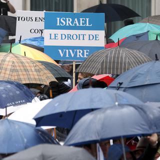 Quelques centaines de manifestants pro-israéliens se sont rassemblés sous la pluie mercredi à Genève. [Salvatore Di Nolfi]