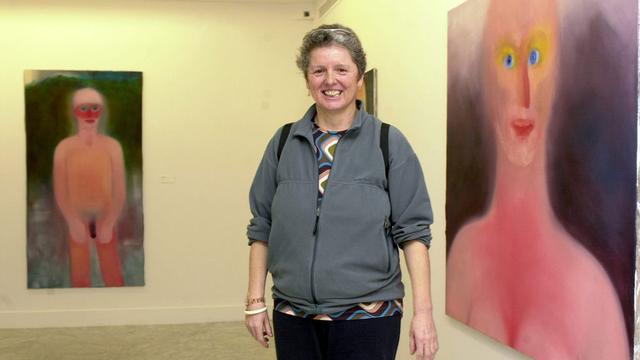 L'artiste suisse Miriam Cahn pose devant ses oeuvres à la Fondation "La Caixa" à Madrid en 2003. [Keystone/EPA PHOTO/EFE - Gustavo Cuevas]