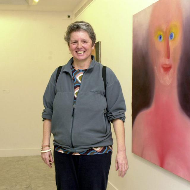 L'artiste suisse Miriam Cahn pose devant ses oeuvres à la Fondation "La Caixa" à Madrid en 2003. [Keystone/EPA PHOTO/EFE - Gustavo Cuevas]