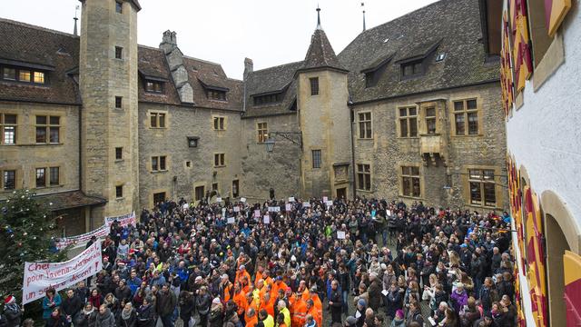 De nombreux enseignants et policiers ont manifesté mardi contre la politique salariale de l'Etat. [Jean-Christophe Bott]