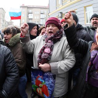 Des militants pro-russes manifestent de nouveau lundi devant l'administration régionale de Donetsk en Ukraine. [Alexander Khudoteply]