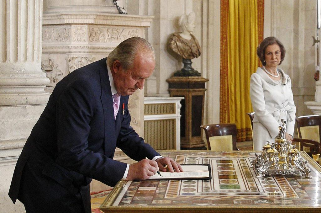 Le roi Juan Carlos a signé mercredi, en présence de la reine Sofia, la loi d'abdication, qui permet à son fils Felipe d'accéder au trône. [KEYSTONE - AP Photo/Alberto Martin, Pool]