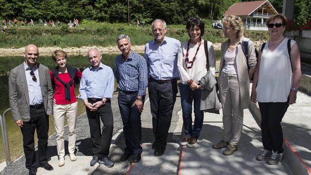 Le Conseil fédéral au grand complet, avec la chancelière fédérale Corina Casanova ( à droite), ce jeudi 3 juillet 2014 au Saut-du-Doubs (NE). [Peter Schneider]