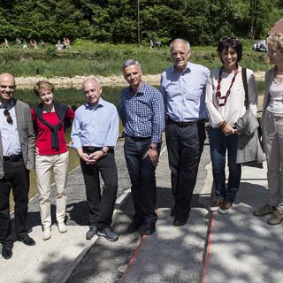 Le Conseil fédéral au grand complet, avec la chancelière fédérale Corina Casanova ( à droite), ce jeudi 3 juillet 2014 au Saut-du-Doubs (NE). [Peter Schneider]