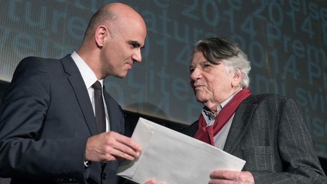 Paul Nizon reçoit des mains d'Alain Berset le Prix suisse de littérature, le 20 février 2014 à Berne. [Lukas Lehmann]