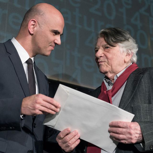 Paul Nizon reçoit des mains d'Alain Berset le Prix suisse de littérature, le 20 février 2014 à Berne. [Lukas Lehmann]