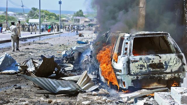 L'attentat s'est produit près de l'entrée fortifiée de l'aéroport de Mogadiscio. [Mohamed ABDIWAHAB]